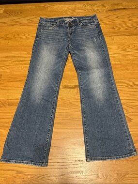 Women’s American Eagle Favorite Boyfriend Blue Flared Jeans. Stretch Distressed